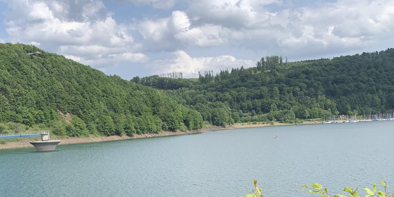 Tropfende Höhlen-tiefe Wälder-blaue Seen