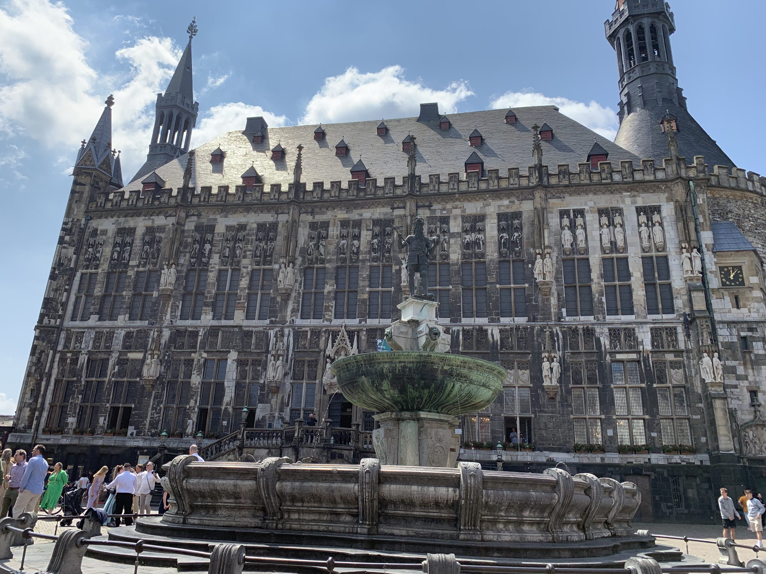 15 Rathaus m. Marktplatz